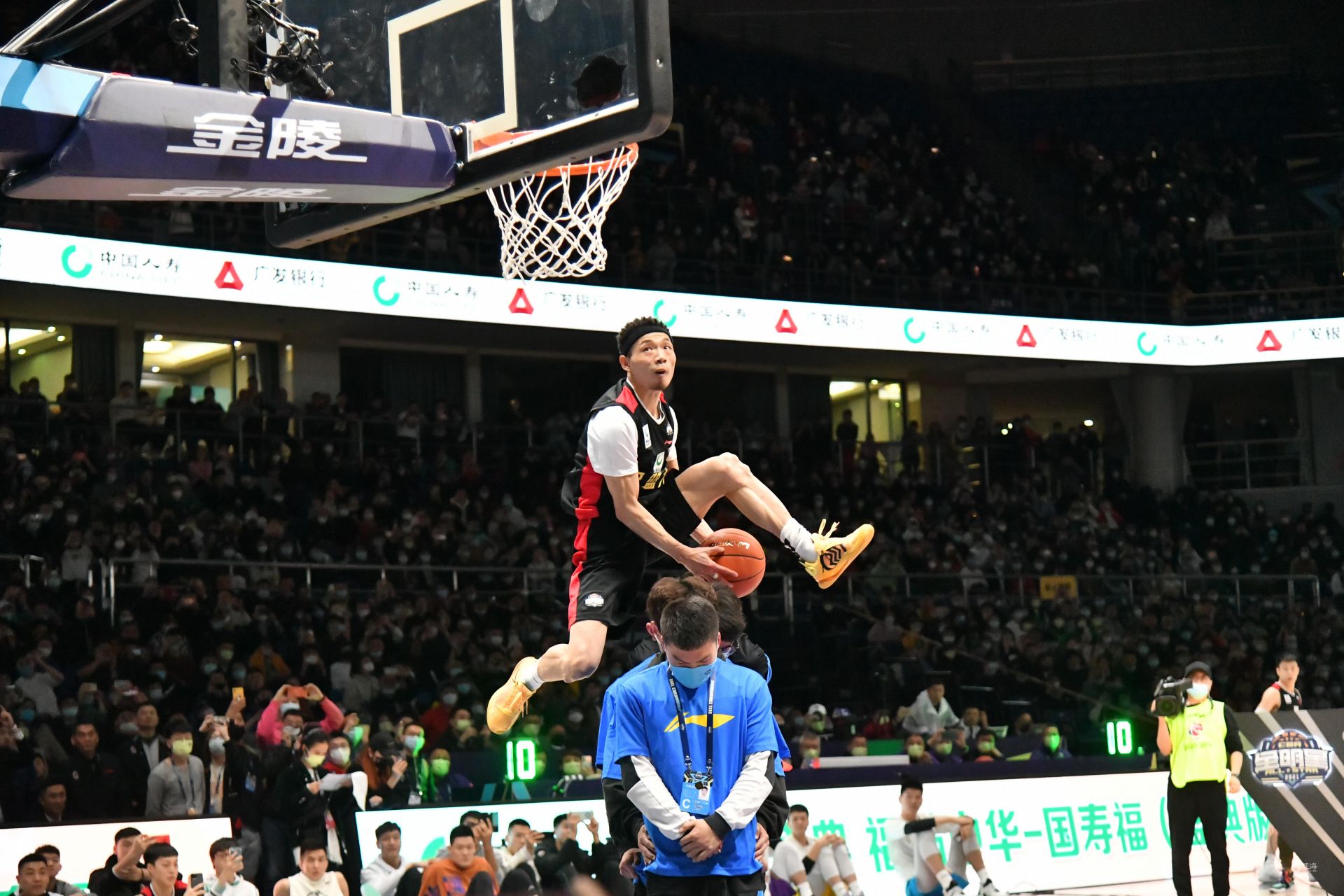 还亲自领衔 还亲自领衔